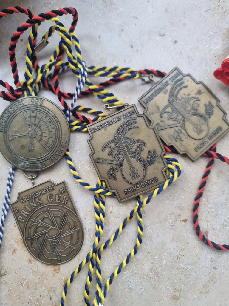 Carnaval medailles Krutjesgat, Verzamelen, Ophalen of Verzenden, Gebruikt, Overige onderwerpen, Speldje of Pin