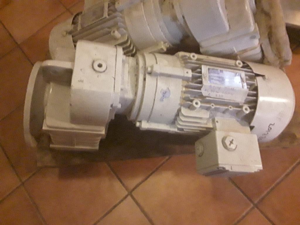 Elektromotor met vertragingskast, Doe-het-zelf en Verbouw, Ophalen