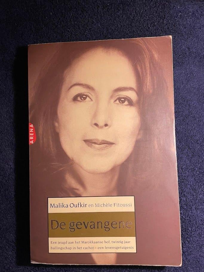 Boek: De gevangene – Malika Oufkir en Michèle Fitoussi, Boeken, Gelezen, Ophalen of Verzenden, Politiek, Malika Oufkir en Michèle Fitoussi