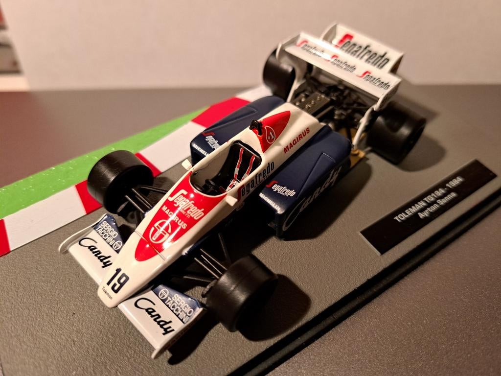 Toleman Tg184, Formule 1, Ayrton Senna, 1:43 nieuw, Hobby en Vrije tijd, Modelauto's | 1:43, Ophalen of Verzenden, Zo goed als nieuw