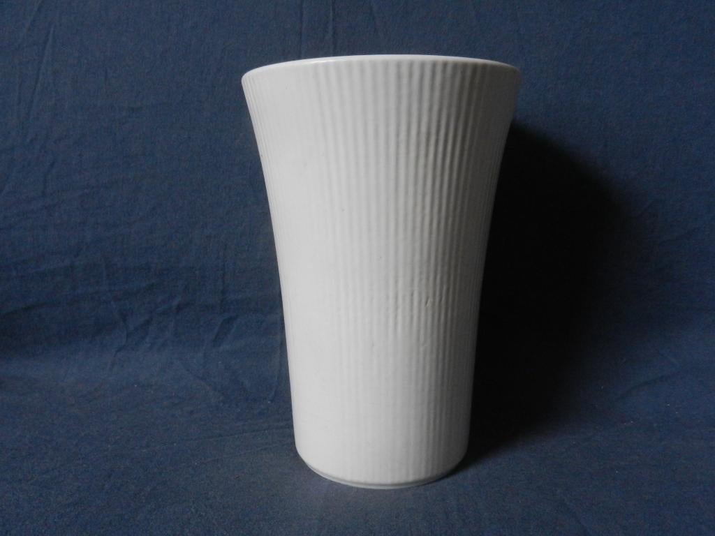 Geribde witte vaas Potterie De Driehoek Huizen h. 18,0 cm., Antiek en Kunst, Ophalen of Verzenden