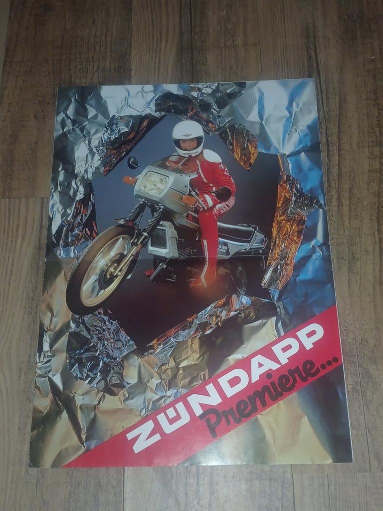 Zundapp Folder D 1983 "Premiere" 30 x 42 cm 8 pag. Zeldzaam, Fietsen en Brommers, Verzenden, Zo goed als nieuw