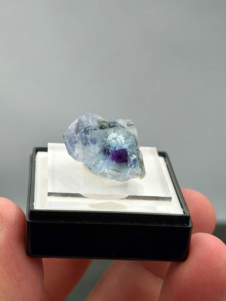 Vibrant blue purple fluorite en pyrite, Ophalen of Verzenden