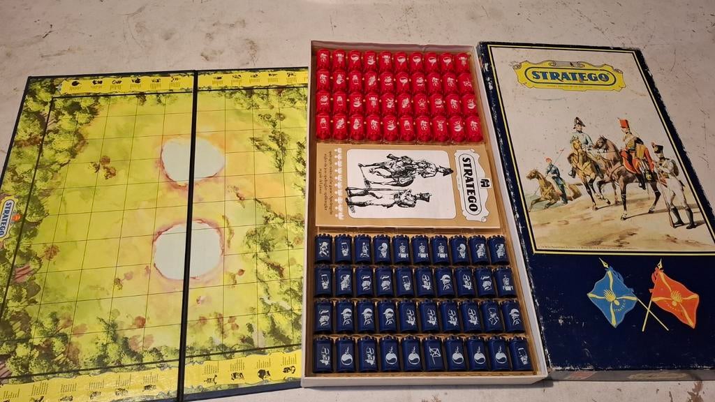 Stratego blauwe doos met torentjes pionnen, Hobby en Vrije tijd, Gezelschapsspellen | Bordspellen, Een of twee spelers, Ophalen of Verzenden