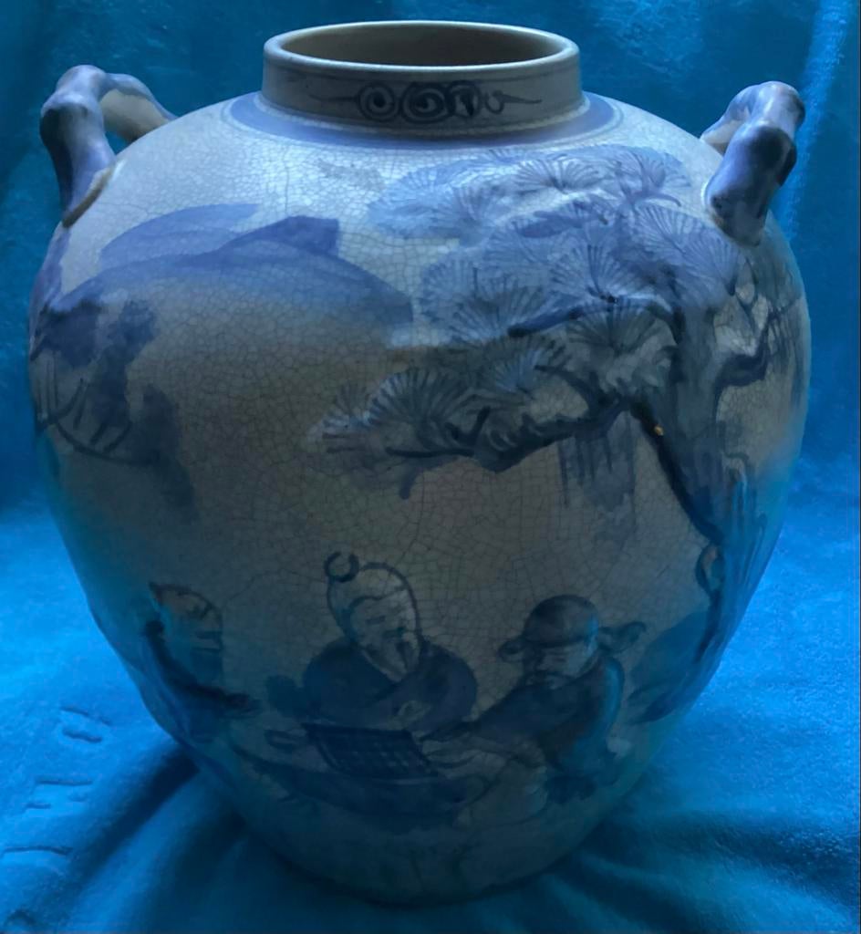 Aziatische vaas met blauwe relief decoratie, Antiek en Kunst, Antiek | Vazen, Verzenden