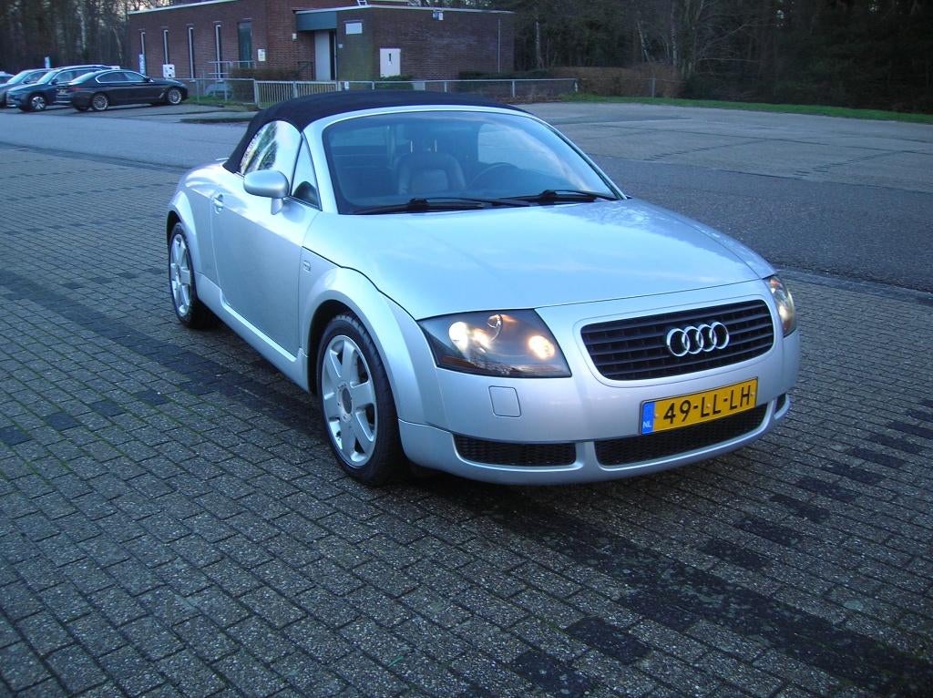 Audi TT 1.8 T Roadster 132KW 2001 Grijs met met zwarte kap, Auto's, Audi, Voorwielaandrijving, TT, Zwart, 4 cilinders