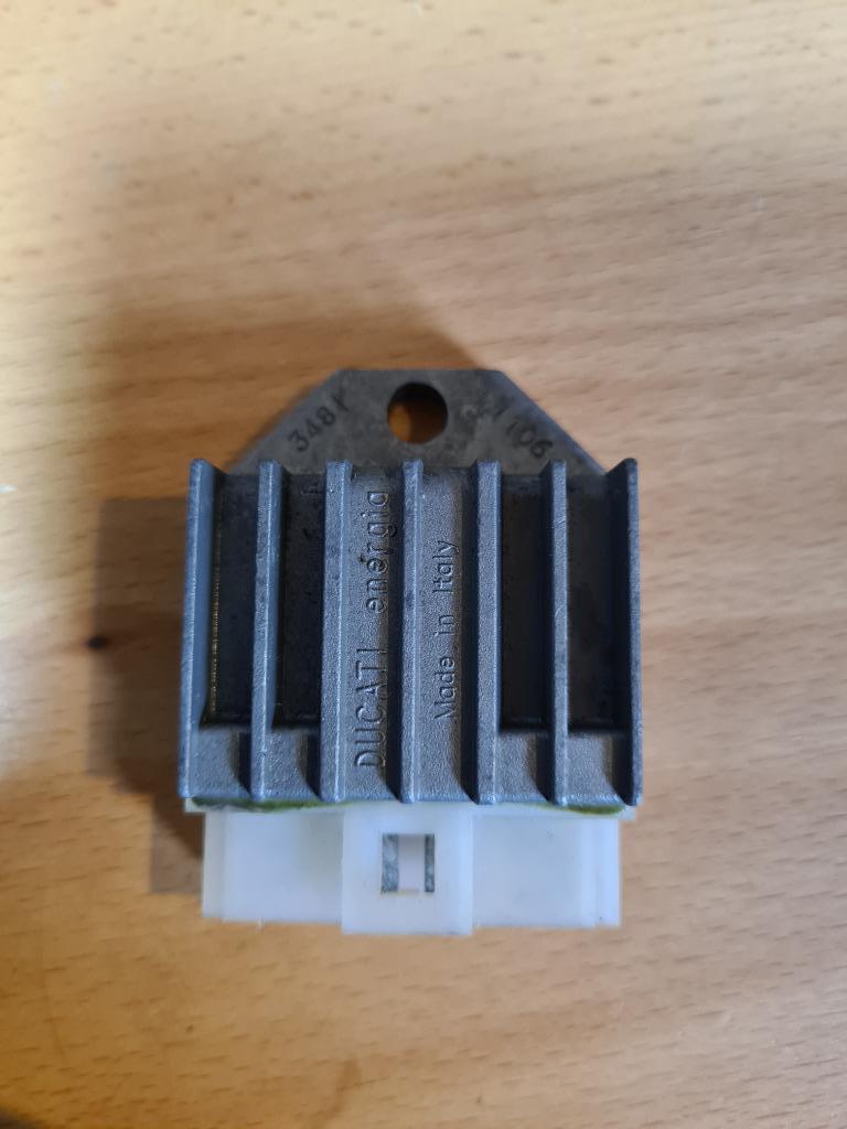 Spanningsregelaar Ducati Energia Origineel  Minarelli 4pins, Ophalen of Verzenden, Zo goed als nieuw, Blok, Aprilia