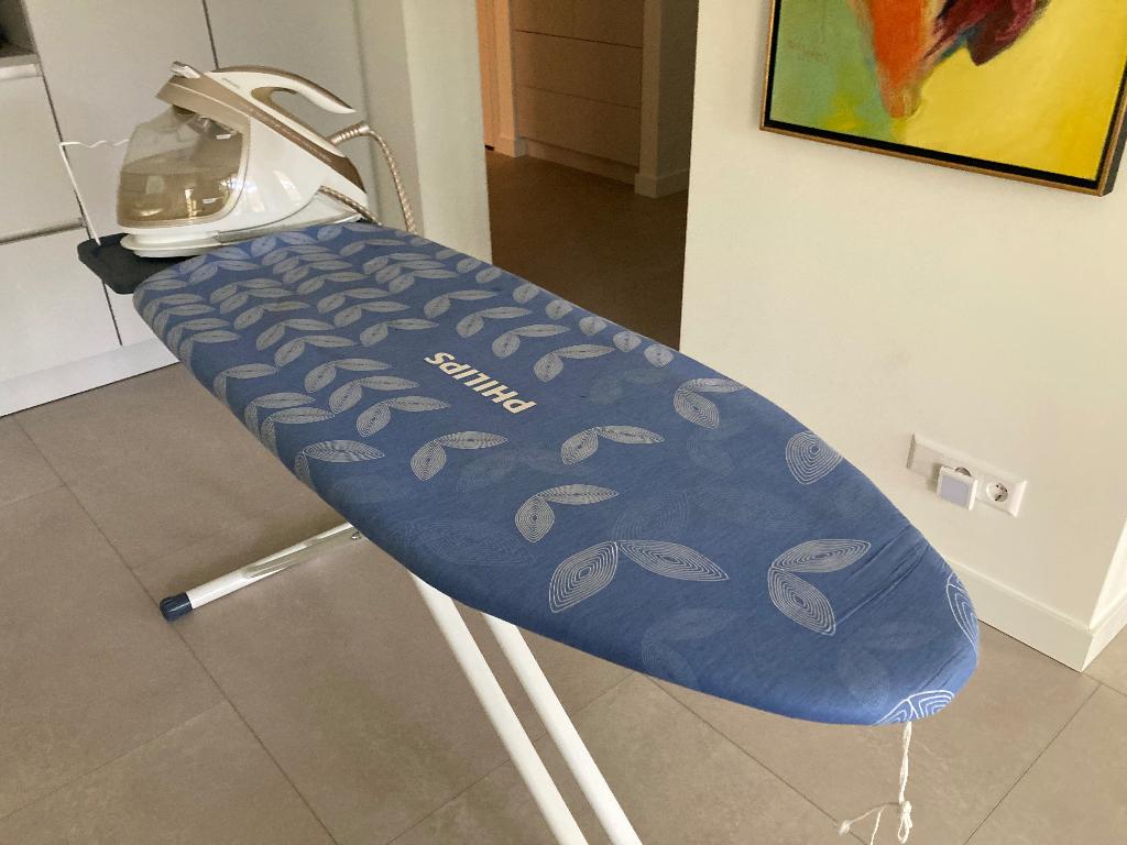 Stoomstrijkijzer met bijbehorende strijkplank, Ophalen, Gebruikt, Strijkijzer met snoer