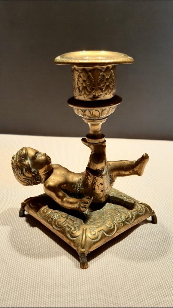 Antieke bronzen kandelaar met cherubijn, Antiek en Kunst, Antiek | Kandelaars, Ophalen of Verzenden, Koper of Brons