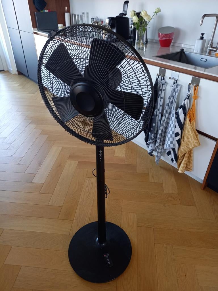 Staande ventilator (Hema), Witgoed en Apparatuur, Ventilatoren, Ophalen, Ventilator met afstandsbediening, Zo goed als nieuw, Statiefventilator