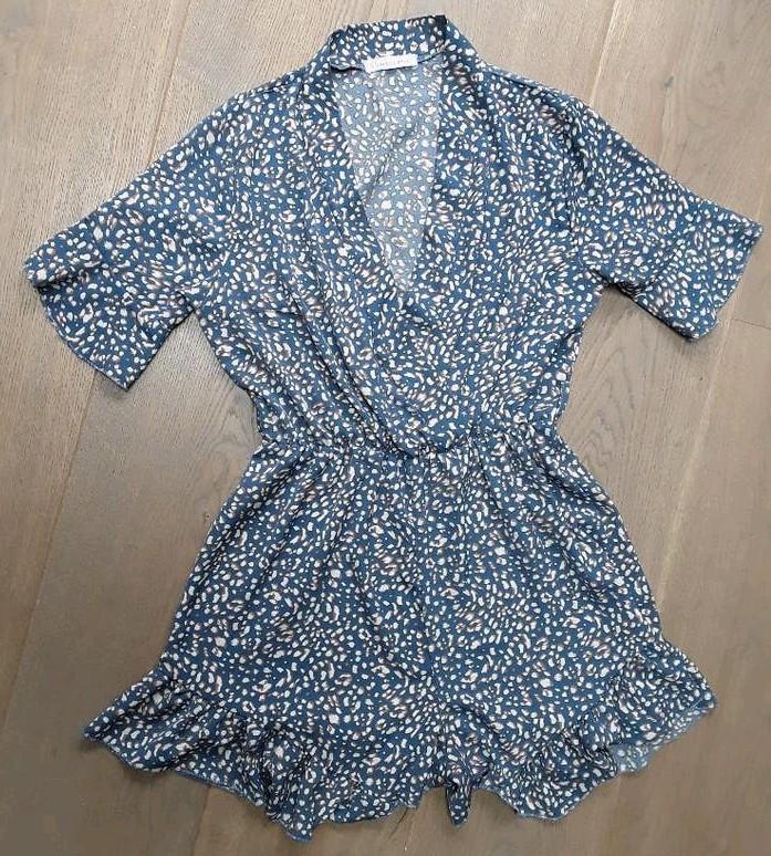Te koop: Fleurige korte jumpsuit van VENESSA NUCCI Mt: XS/S, Kleding | Dames, Jumpsuits, Vanessa, Blauw, Ophalen of Verzenden