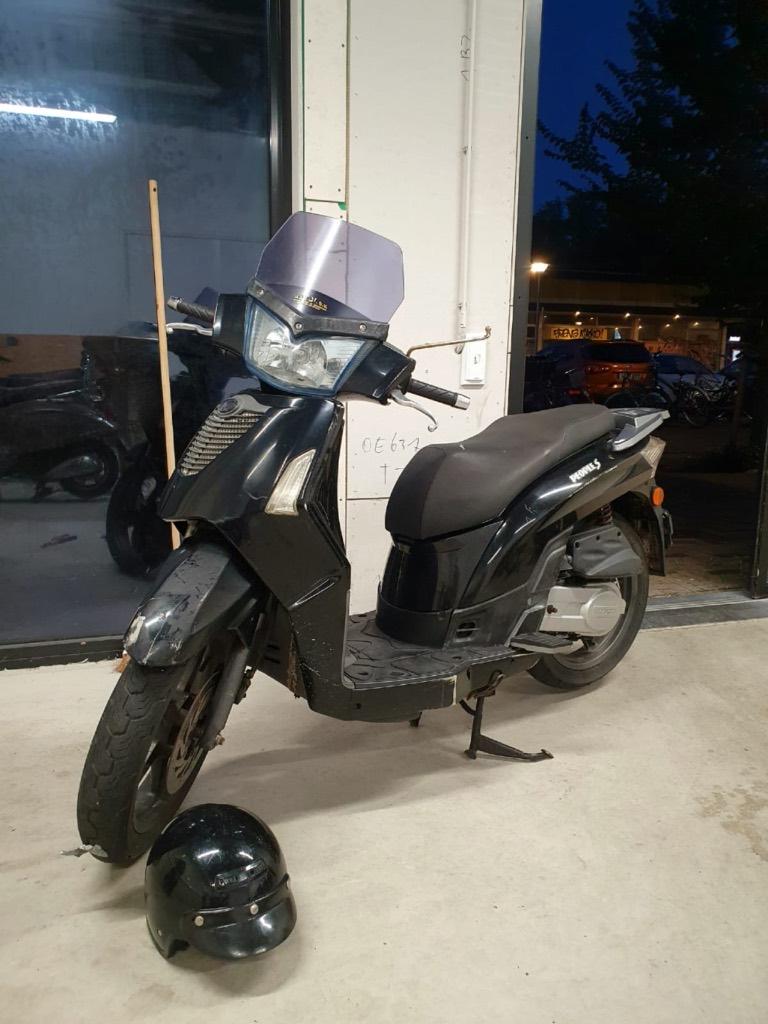 Snorscooter voor onderdelen of opknapper – Nieuwe accu!, Fietsen en Brommers, Snorfietsen en Snorscooters, Ophalen, Gebruikt, Kymco