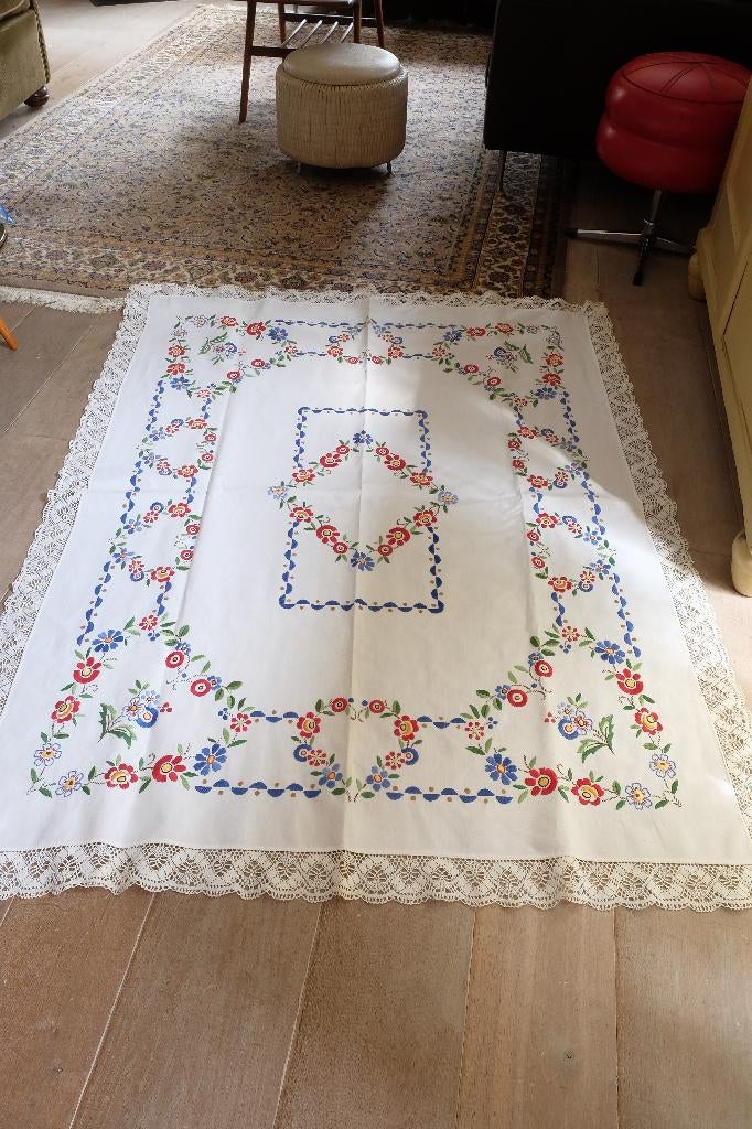 tafelkleed geborduurd  handwerk  vintage, Huis en Inrichting, Ophalen of Verzenden, Gebruikt, Rechthoek, Binnen