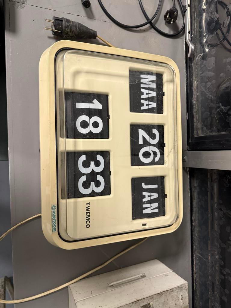 Twemco kalenderklok, Ophalen