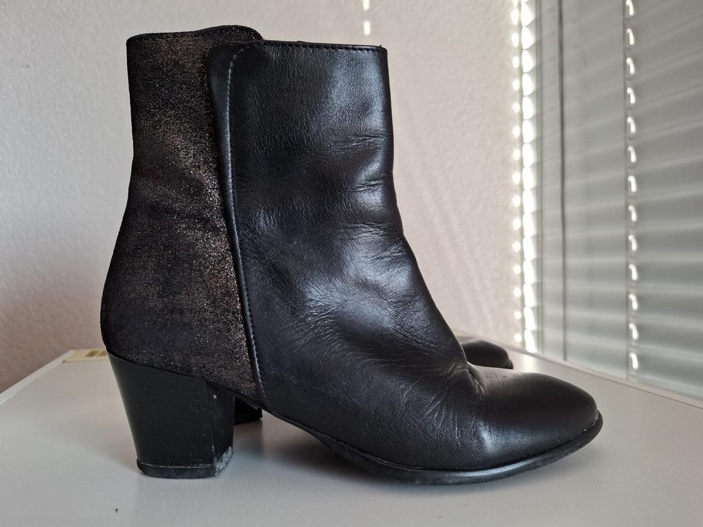 Enkellaarsjes van  maat 37 lavorazione artigiana, Kleding | Dames, Schoenen, Ophalen, Zo goed als nieuw, Zwart