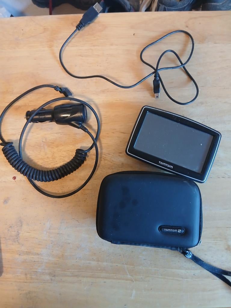 TomTom XL navigatiesysteem met hoes en laders, Ophalen of Verzenden, Gebruikt