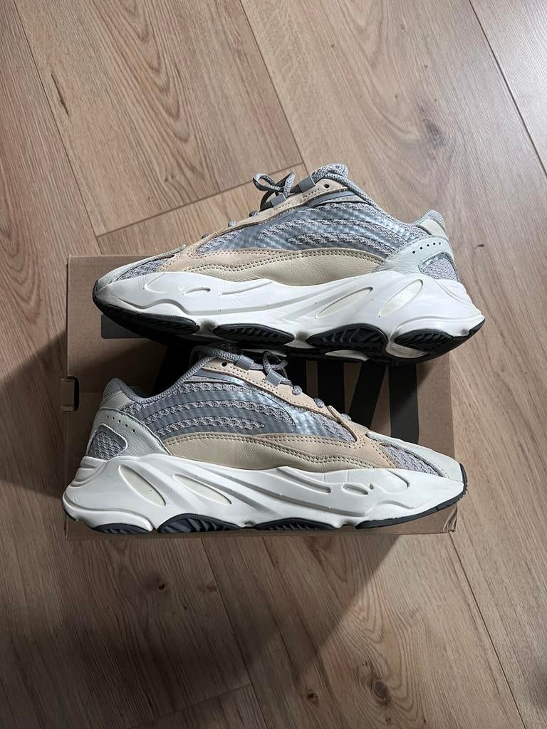 Yeezy 700 v2 Cream, Overige kleuren, Verzenden, Sneakers of Gympen, Zo goed als nieuw