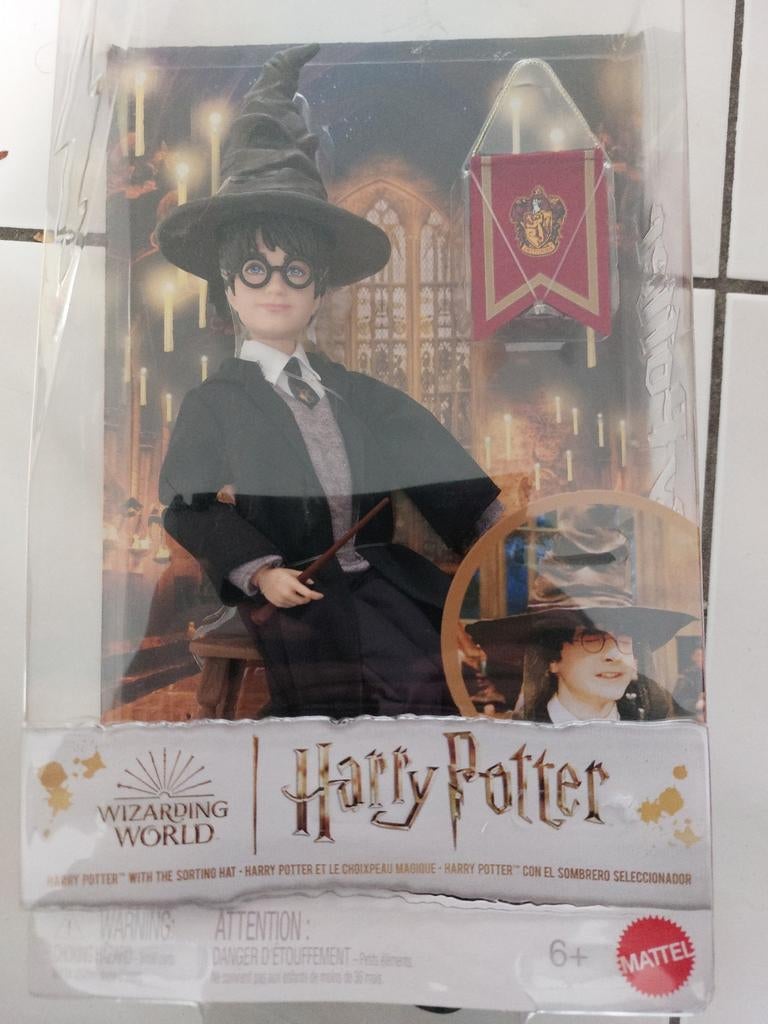 Harry Potter actiefiguur met stoel en hoed - Nieuw in doos, Verzamelen, Harry Potter, Ophalen of Verzenden, Nieuw, Actiefiguurtje
