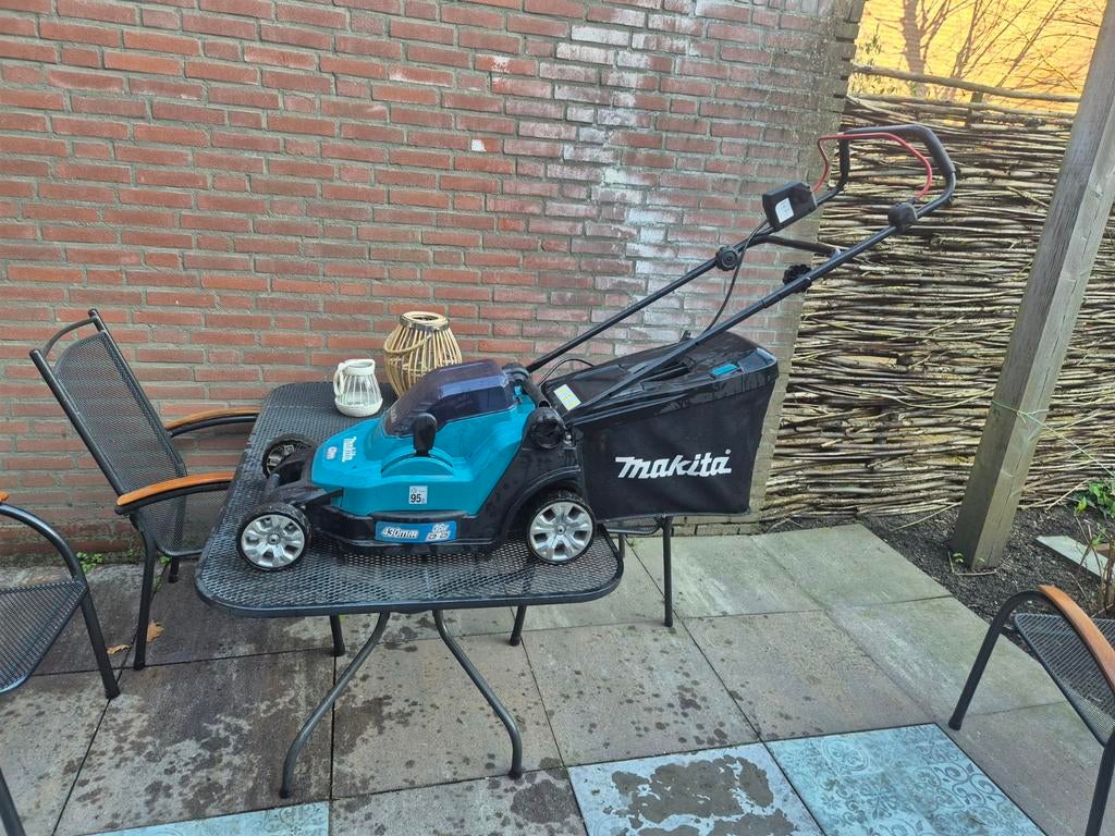 Makita DLM432 grasmaaier op accu 36v ( 2x 18v), Ophalen, Accu-grasmaaier, Zo goed als nieuw, 40 t/m 49 cm