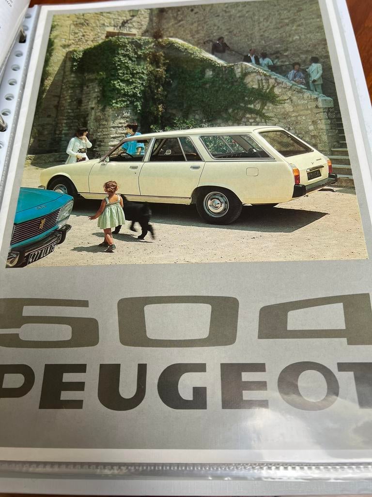 auto folders Rai 1977 Simca, Citroen, Peugeot, Renault, Boeken, Ophalen of Verzenden, Zo goed als nieuw, Renault