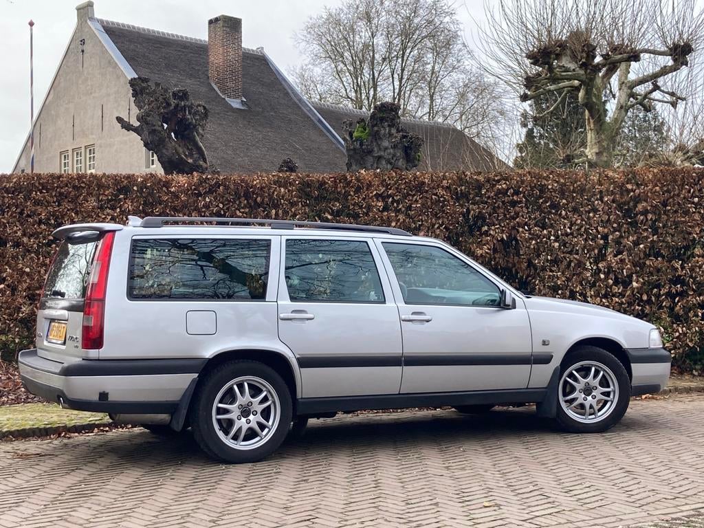 Volvo V70 2.5 XC  AUT 1999 op * LPG *, Auto's, Zwart, Stationwagon, 2435 cc, Particulier