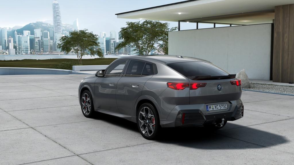 BMW iX2 eDrive20 / Panoramadak / Trekhaak / M Sportstoelen /, X2, Zwart, Stoelverwarming, Nieuw