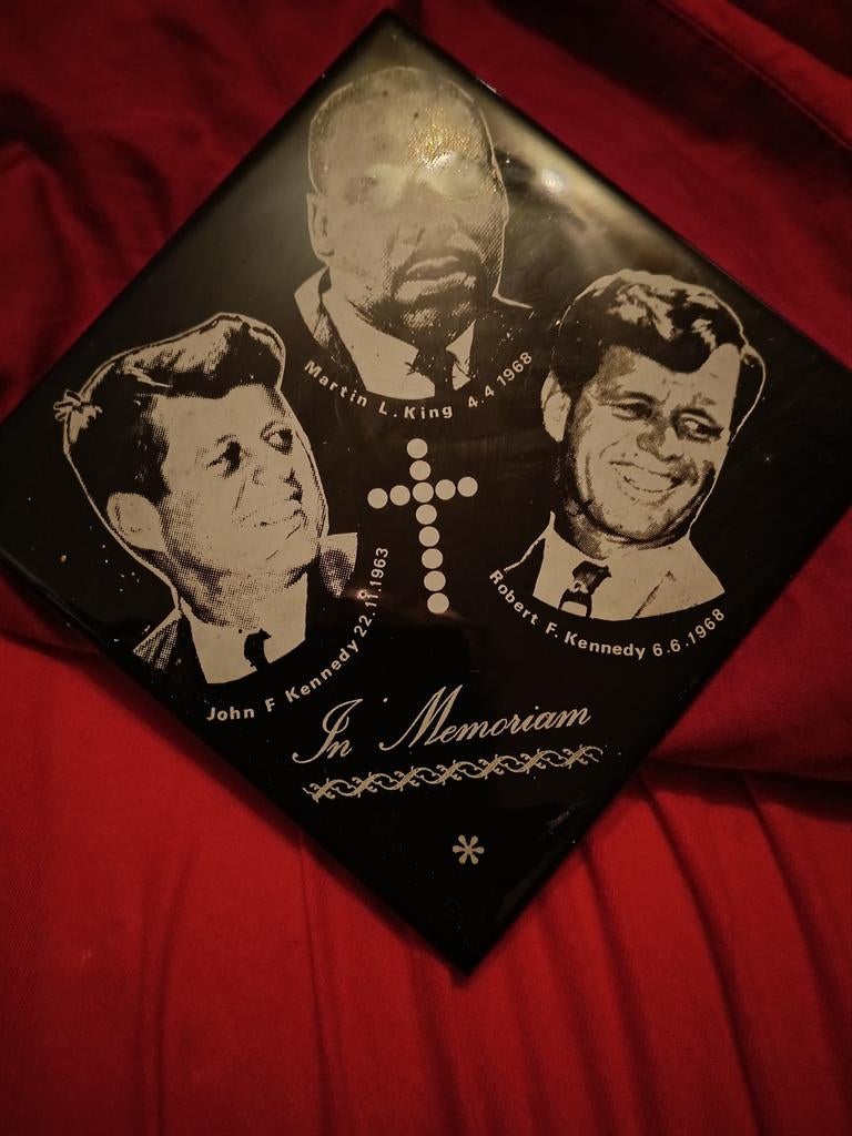 Wandtegeltje met Martin Luther King, John en Robert Kennedy, Ophalen of Verzenden