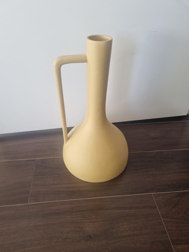 Stijlvolle gele vaas met handvat - Modern design, Geel, Aardewerk of Porselein, Ophalen of Verzenden, Zo goed als nieuw