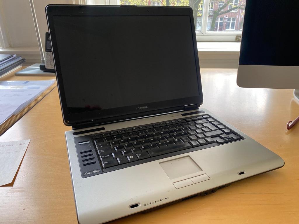 Oude Toshiba Satellite laptop (zonder oplader), Ophalen, Gebruikt, Qwerty, 16 inch