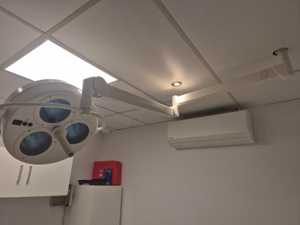 Dr. Mach onderzoekslamp met swingplafond arm 1562/63HV, Ophalen