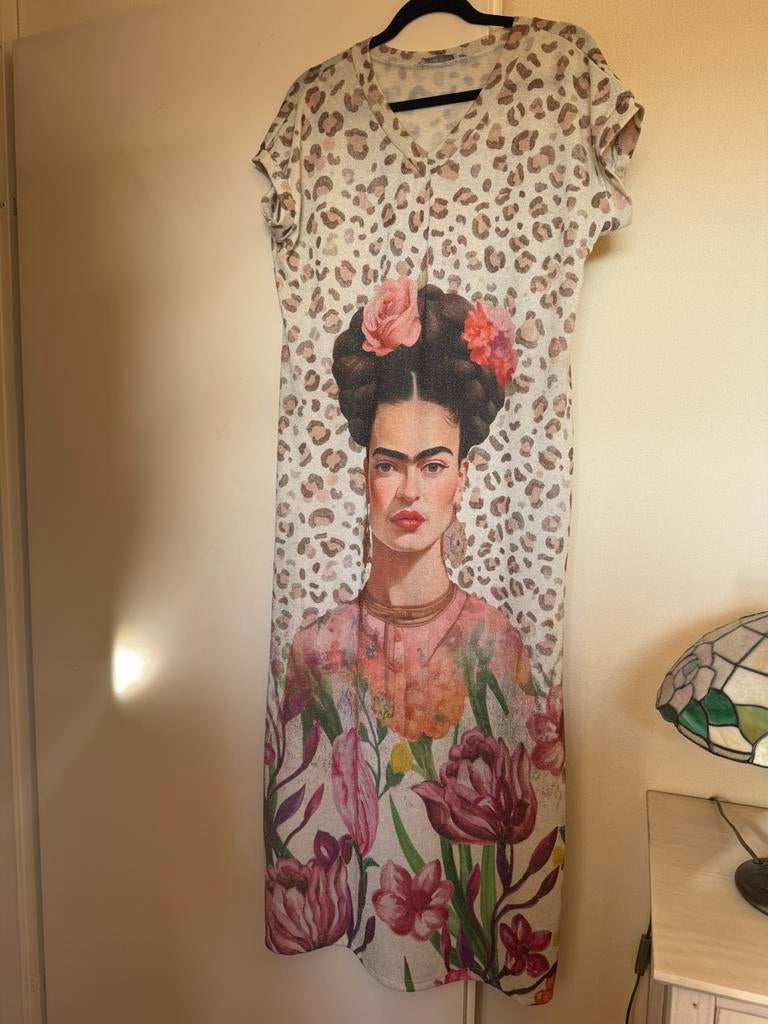 Leuke nieuwe jurk met Frida Kahlo in One Size, Kleding | Dames, Verzenden, Zo goed als nieuw, Maat 38/40 (M), Onder de knie