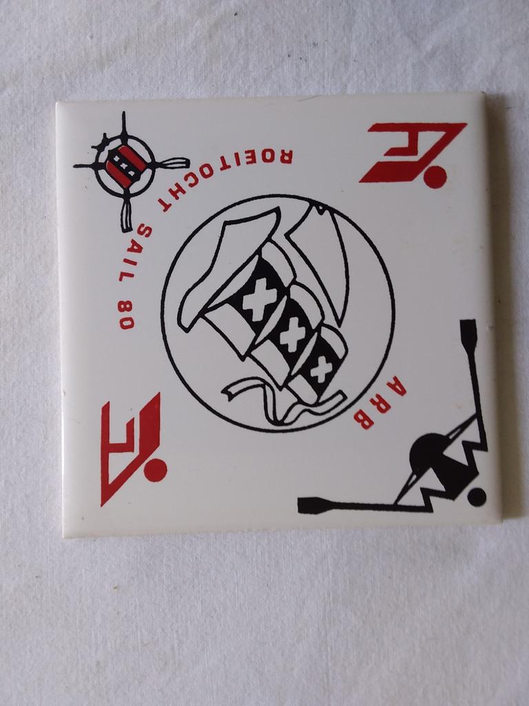 Sail Amsterdam 1980 roeitocht Amsterdamse Roeibond tegel izg, Antiek en Kunst, Antiek | Wandborden en Tegels, Ophalen of Verzenden