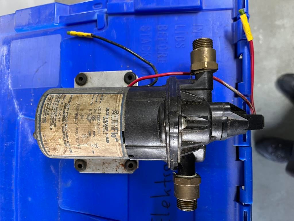 Te koop 24 volt spullen o.a pompen / div meters, Ophalen, Gebruikt, Motor en Techniek, Zeilboot of Motorboot