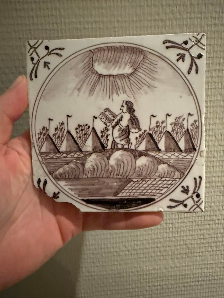 Antieke Tegel: Mozes met Stenen Tafelen, Bijbels Tafereel, Antiek en Kunst, Ophalen of Verzenden