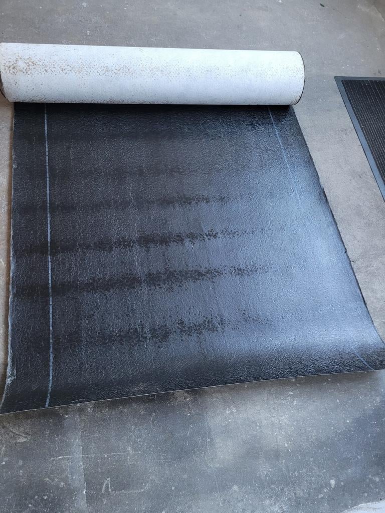 Bijna hele rol onderlaag voor op een platdak aan te brengen, Doe-het-zelf en Verbouw, Dakpannen en Dakbedekking, Overige materialen