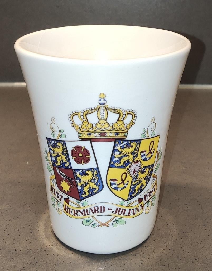 Herinneringsbeker Gouden huwelijk Juliana & Bernhard, Ophalen of Verzenden, Zo goed als nieuw, Nederland, Servies