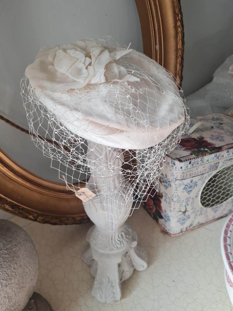 Oud hoedje off white met voile, Ophalen of Verzenden