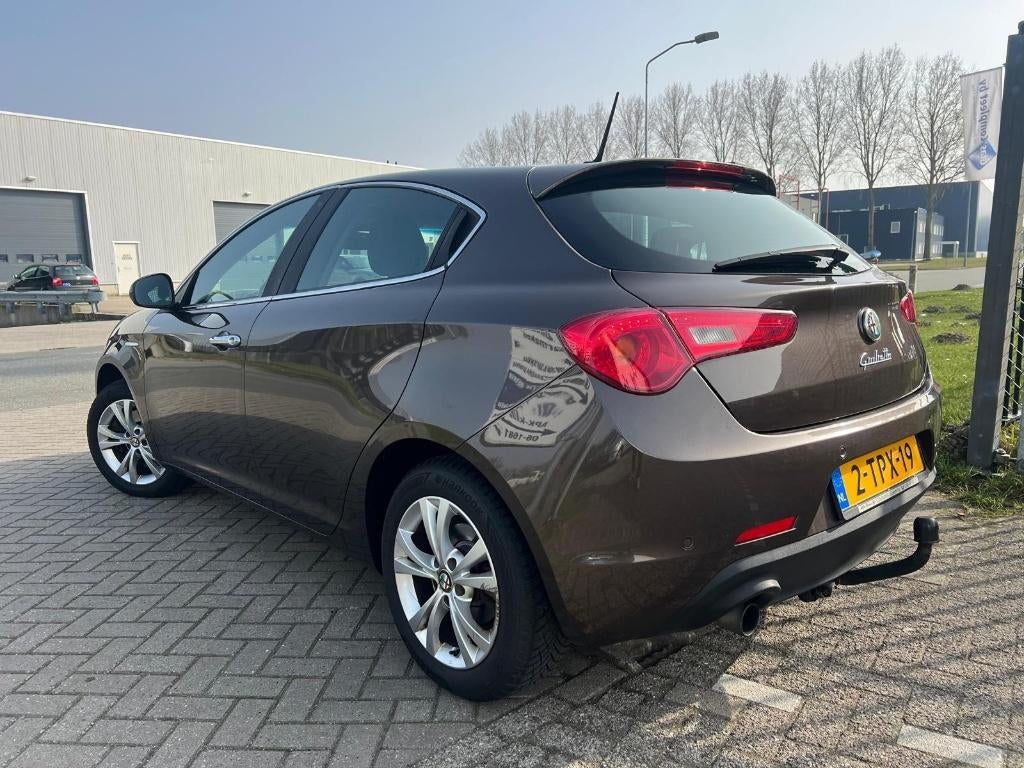 Alfa Romeo Giulietta 1.4 Turbo 2014 Automaat Cruise Navi, Stof, 1280 kg, 4 cilinders, Bruin