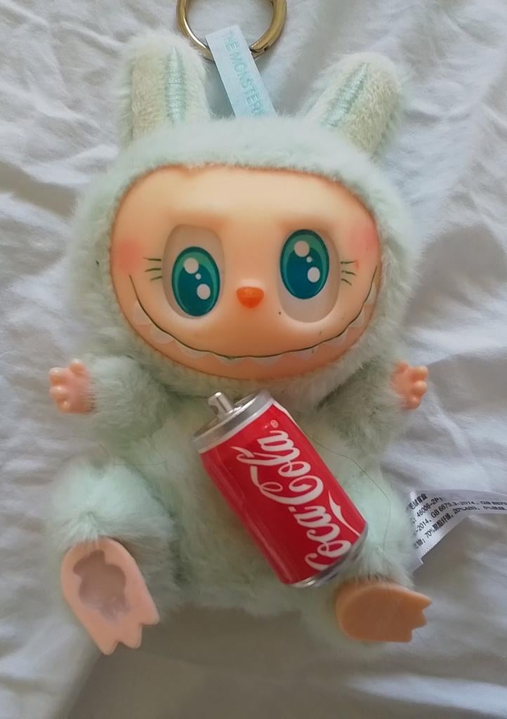 Labubu figuur met cola blikje, Ophalen of Verzenden, Zo goed als nieuw