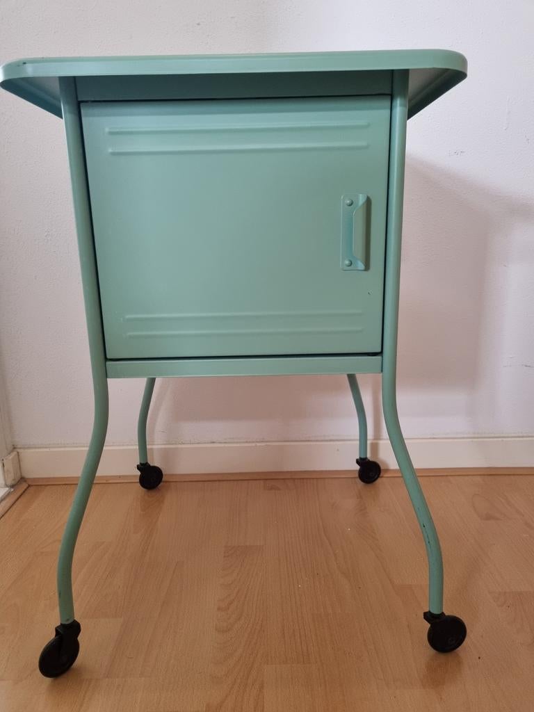 Turquoise kastje met wieltjes, Ophalen