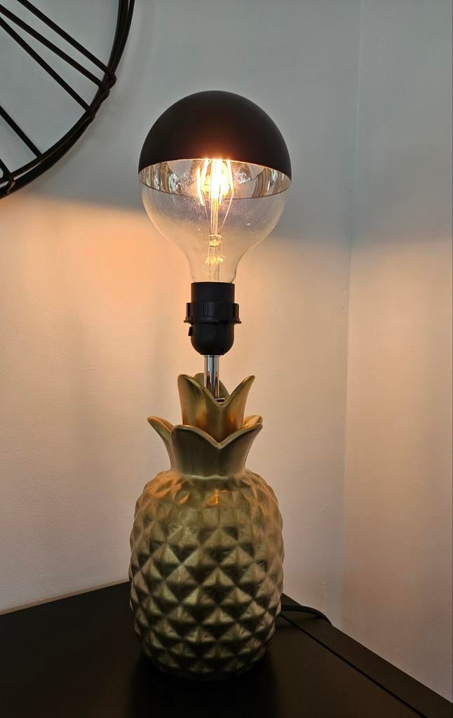 Gouden ananas tafellamp, Ophalen