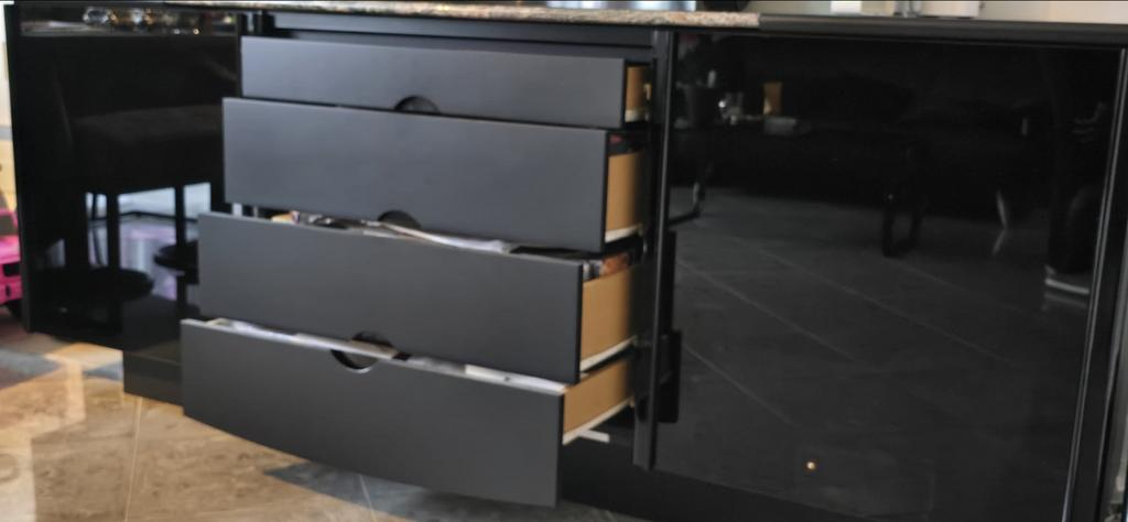 Zwart dressoir met lades en deuren, granieten blad, Huis en Inrichting, Kasten | Dressoirs, Ophalen, Overige materialen, Gebruikt