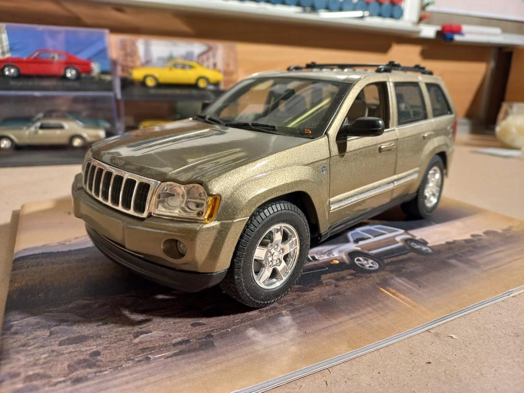1:18 Jeep Grand Cherokee Maisto met folder, Ophalen of Verzenden, Maisto