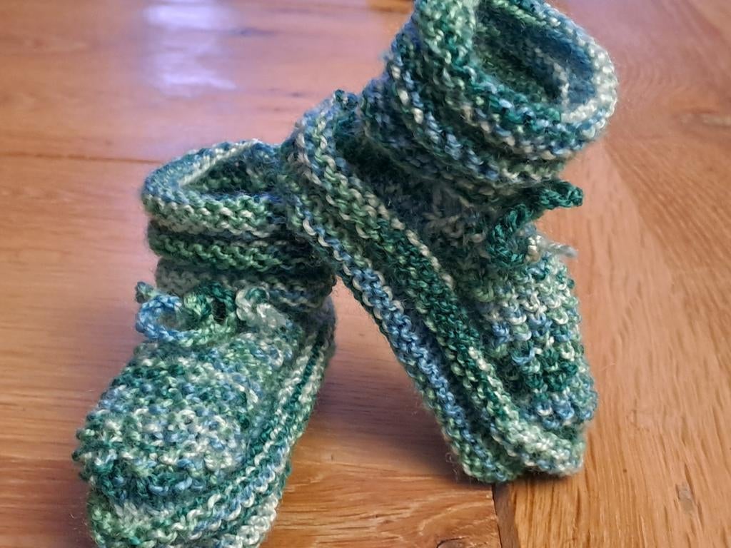 Handgebreide babyslofjes met aantrekkoordje, Kinderen en Baby's, Babykleding | Overige, Ophalen of Verzenden