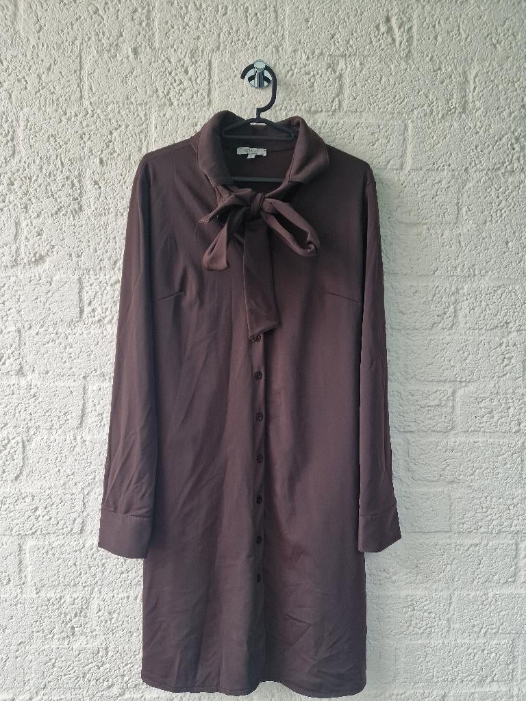 Vera Jo jurk M aubergine elegant stretch 104cm, Kleding | Dames, Jurken, Zo goed als nieuw, Maat 38/40 (M), Paars, Onder de knie