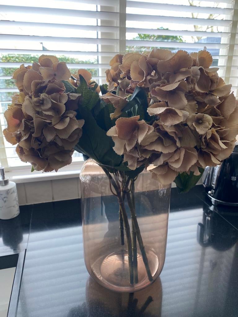Rookglas vaas met beige champagne kunsthortensia’s, Huis en Inrichting, Woonaccessoires | Vazen, Ophalen, Overige kleuren, Minder dan 50 cm