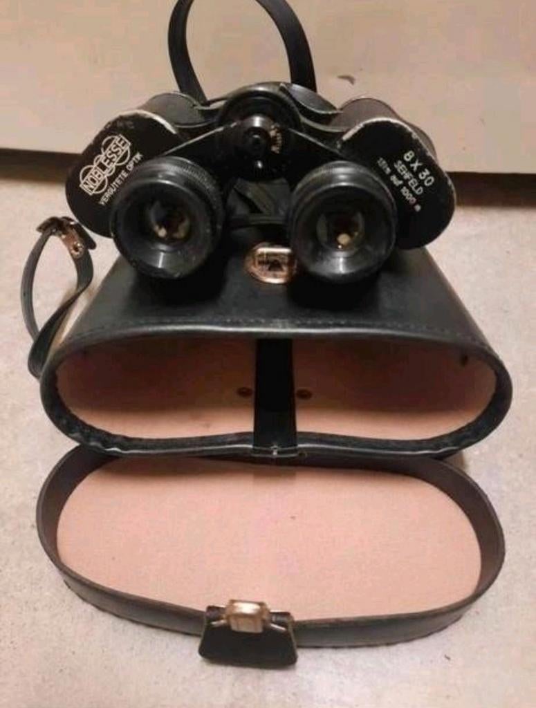 Noblesse verrekijker 
Leuke verrekijker 6x30 zichtveld 131m, Gebruikt, 8 tot 12x, Met hoes of tas, Porro (met knik)