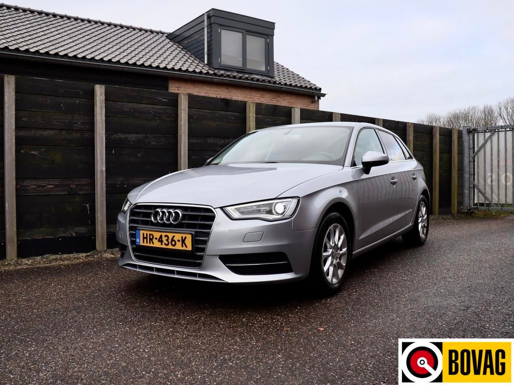 Audi A3 Sportback 1.2 TFSI Attraction Pro Line plus NIEUWSTA, Gebruikt, 4 cilinders, Start-stop-systeem, Leder en Stof