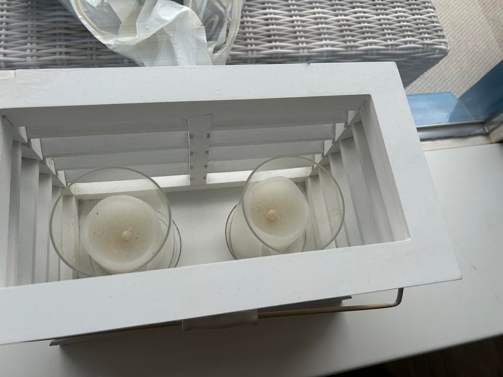 Witte houten lantaarn met twee kaarsen, Huis en Inrichting, Woonaccessoires | Kandelaars en Kaarsen, Ophalen, Gebruikt, Wit, Hout