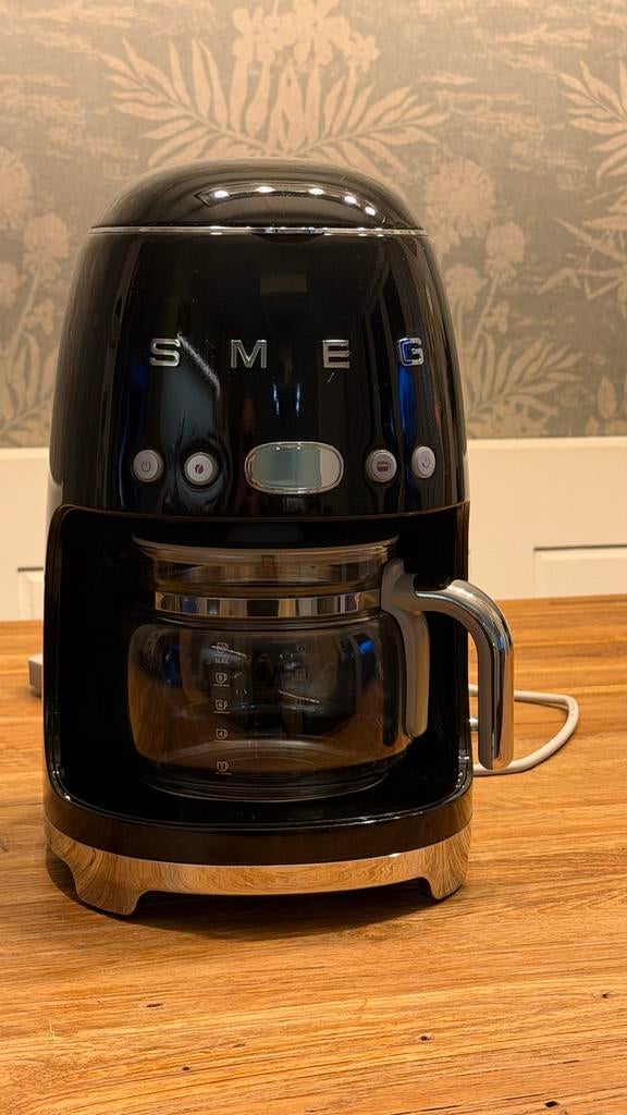 SMEG Koffiezetapparaat Zwart - Goed Onderhouden, Witgoed en Apparatuur, Ophalen, 10 kopjes of meer, Koffiemachine, Gemalen koffie